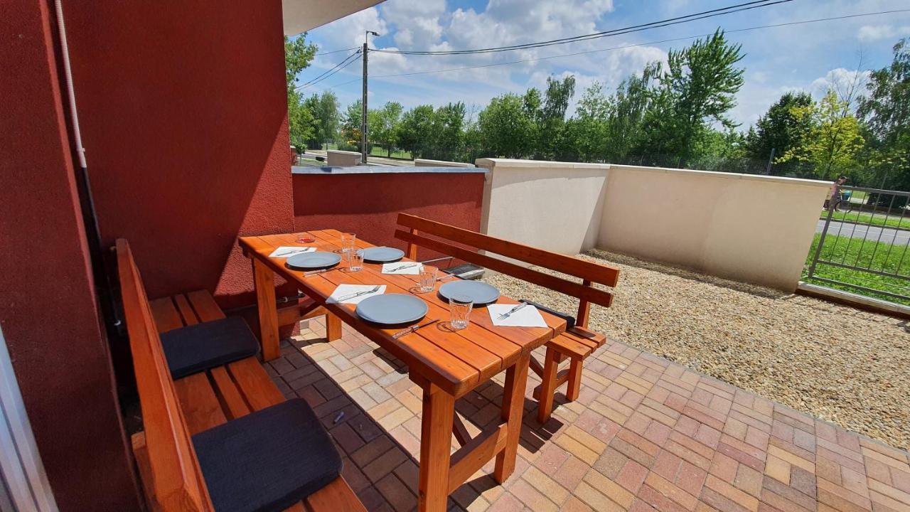 Aqua Apartman Tiszaujvaros Exterior photo