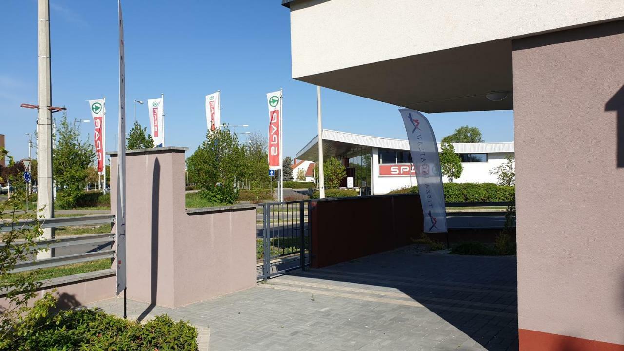 Aqua Apartman Tiszaujvaros Exterior photo